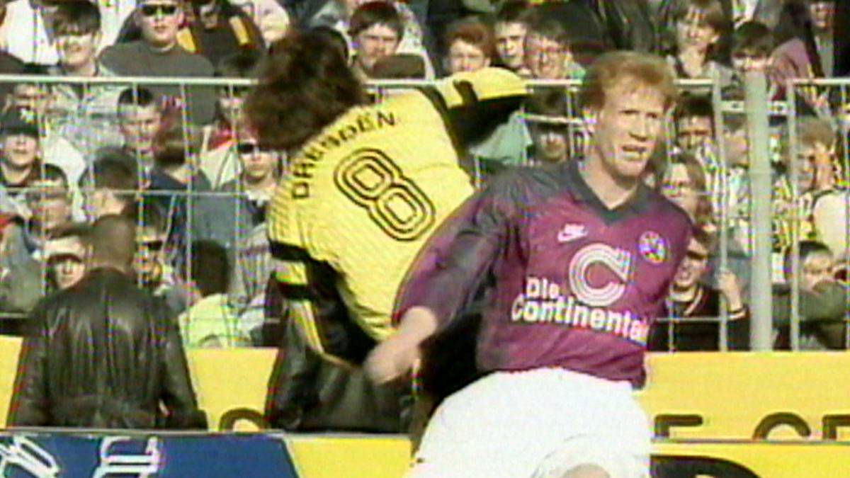 Sammer gegen Sammer - am 27. März 1993 treffen Matthias Sammer und sein Vater aufeinander. Der Dynamo-Trainer hat in diesem Spiel den Vorteil auf seiner Seite und besiegt seinen Sohn Matthias mit 3:0. 