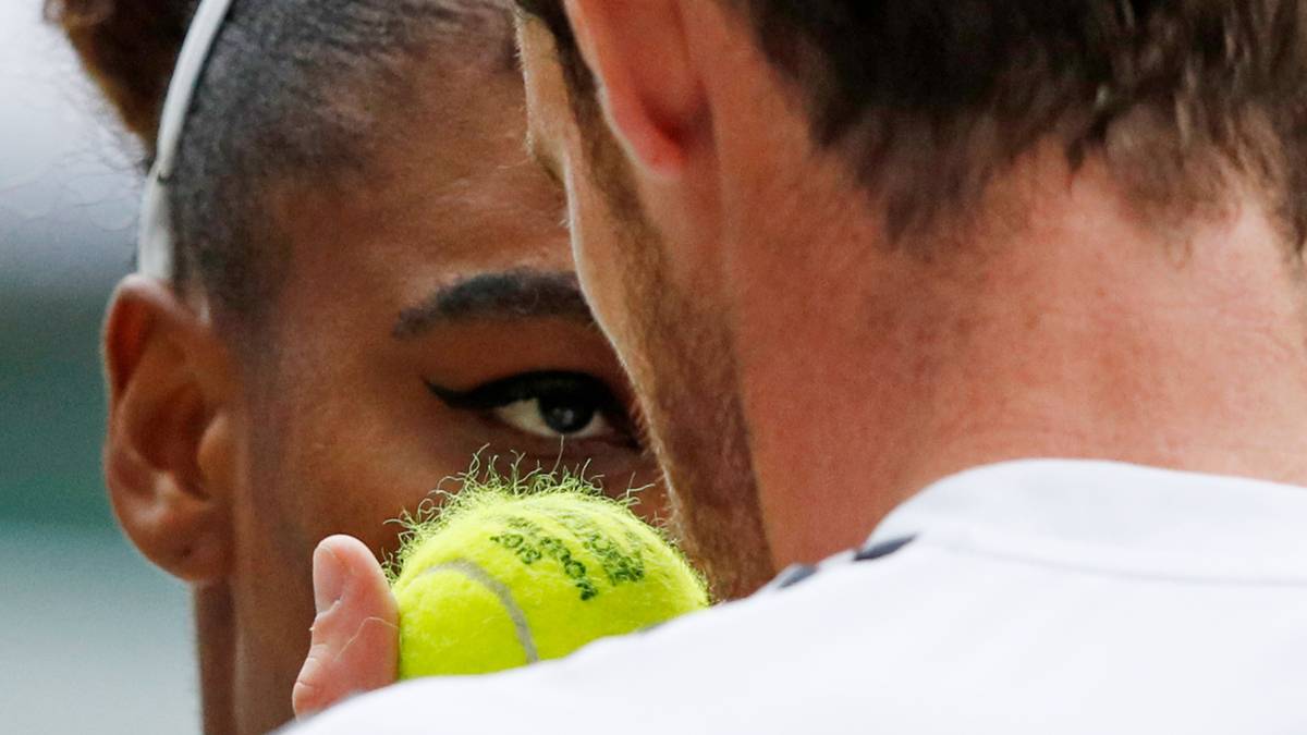 Murray enthüllt nach dem Sieg in der zweiten Runde, dass Williams der "Boss" der Paarung sei. Hier scheint sie ihm ihre Meinung sehr eindringlich erläutern zu wollen...