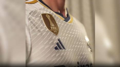 Real Madrid präsentiert sein neues Heimtrikot für die Saison 2023/24. Jude Bellingham erhält dabei eine große Rückennummer. 