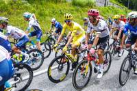 Auf der 5. Etappe der Tour de France 2024 sorgt nicht nur Mark Cavendish für Schlagzeilen. Im Fokus stehen auch Stürze - verursacht von Verkehrsinseln. Auch Tadej Pogacar ist involviert.