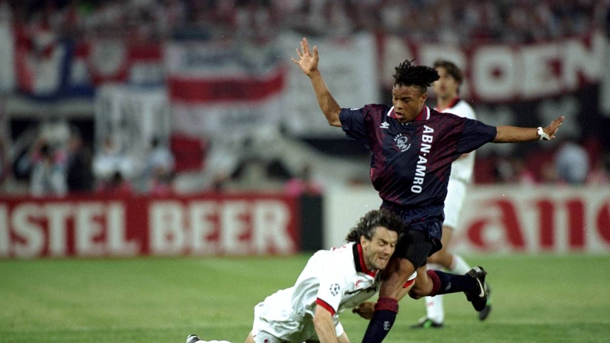 EDGAR DAVIDS: Ähnliche Erfolge kann sich der 1,69 Meter große Mittelfeldspieler auf die Fahnen schreiben. Der heute 46-Jährige schafft den Sprung aus der hauseigenen Akademie zu den Profis bereits 1991. Im Ajax-Trikot spielt er unter anderem in der Champions League groß auf...