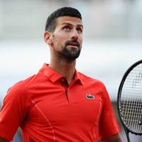 Novak Djokovic wird beim ATP-Masters in Rom mit einer Flasche am Kopf getroffen und geht zu Boden. Die Turnier-Organisatoren geben später Entwarnung. Einen Tag später trifft der Serbe mit einem Helm auf.