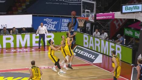 ALBA Berlin marschiert mit Riesenschritten Richtung Finale der easycredit BBL. Im Halbfinal-Hinspiel gewinnen die "Albatrosse" klar. Gegner Oldenburg enttäuscht.