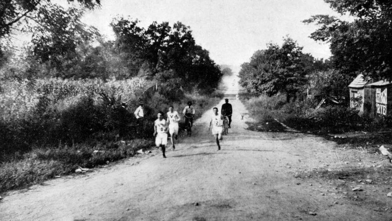 Der Marathon der Olympischen Spiele 1904 führt über Felder und Schotterwege