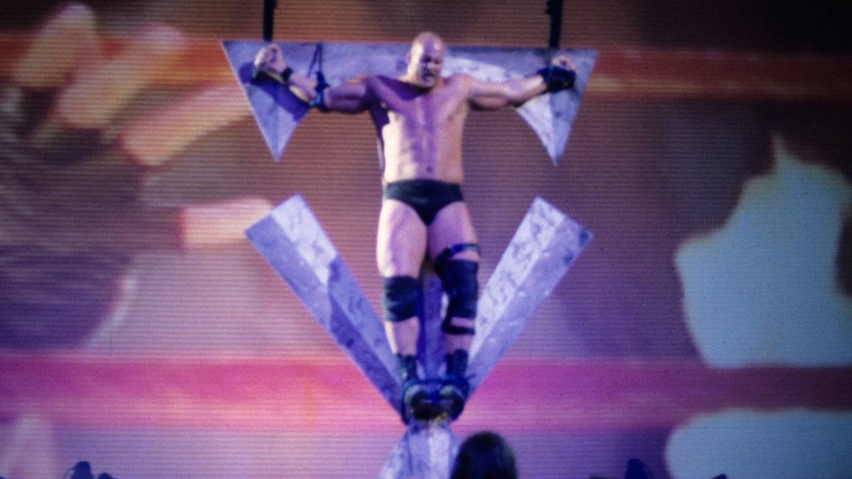 7. DEZEMBER 1998 - Diese Szene kam im christlichen Amerika nicht überall gut an. Der auf die dunkle Seite gewechselte Undertaker quält seinen Rivalen Austin mit einer symbolischen Kreuzigung. Im offiziellen WWF-Sprech ist natürlich nicht von einem Kreuz die Rede, sondern nur von einem "Symbol"