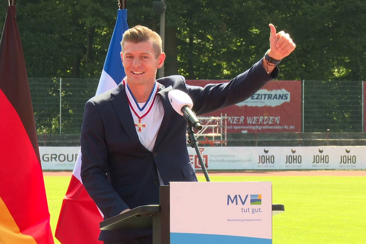 Besondere Ehrung für Toni Kroos! Der Weltmeister von 2014 wurde für sein soziales Engagement mit dem Verdienstorden des Landes Mecklenburg-Vorpommern ausgezeichnet. Bei der Zeremonie sorgt er für einen schönen Moment.