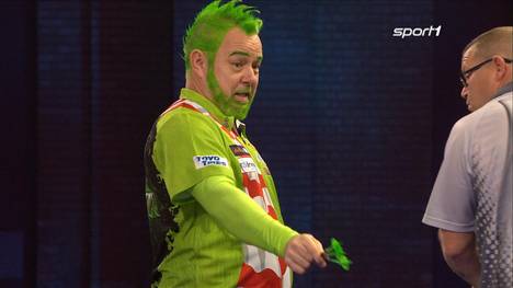 Steve West scheint bei der Partie gegen Peter Wright mit seinen Gedanken im Tunnel zu sein. Der Schotte reagiert überrascht, als sein Kontrahent aus seiner Flasche trinkt. 