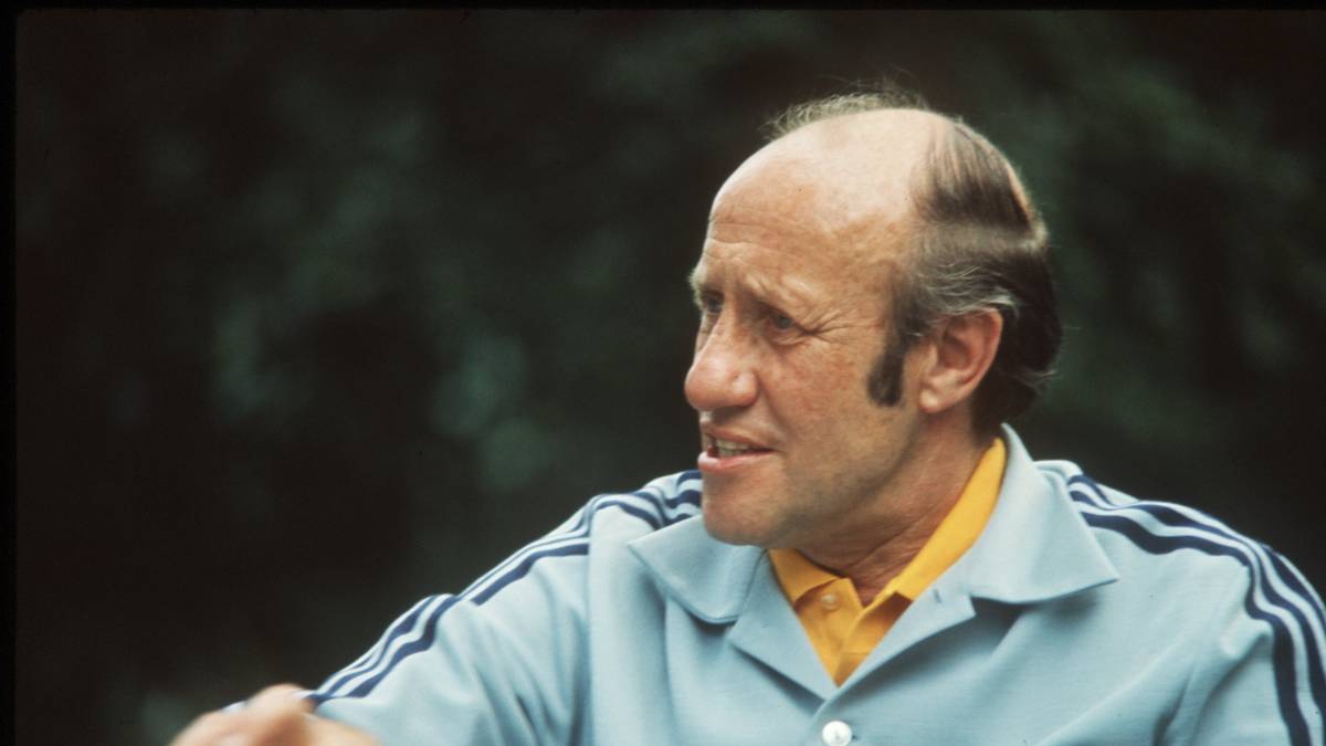 BUNDESLIGA-SKANDAL: Am 6. Juni 1971 verlässt Bundestrainer Helmut Schön bestürzt die Party zum 50. Geburtstag von Horst-Gregorio Canellas. Der Präsident der Offenbacher Kickers hatte den Gästen Tonbandaufnahmen vorgespielt, mit denen er Bestechungsversuche nachwies