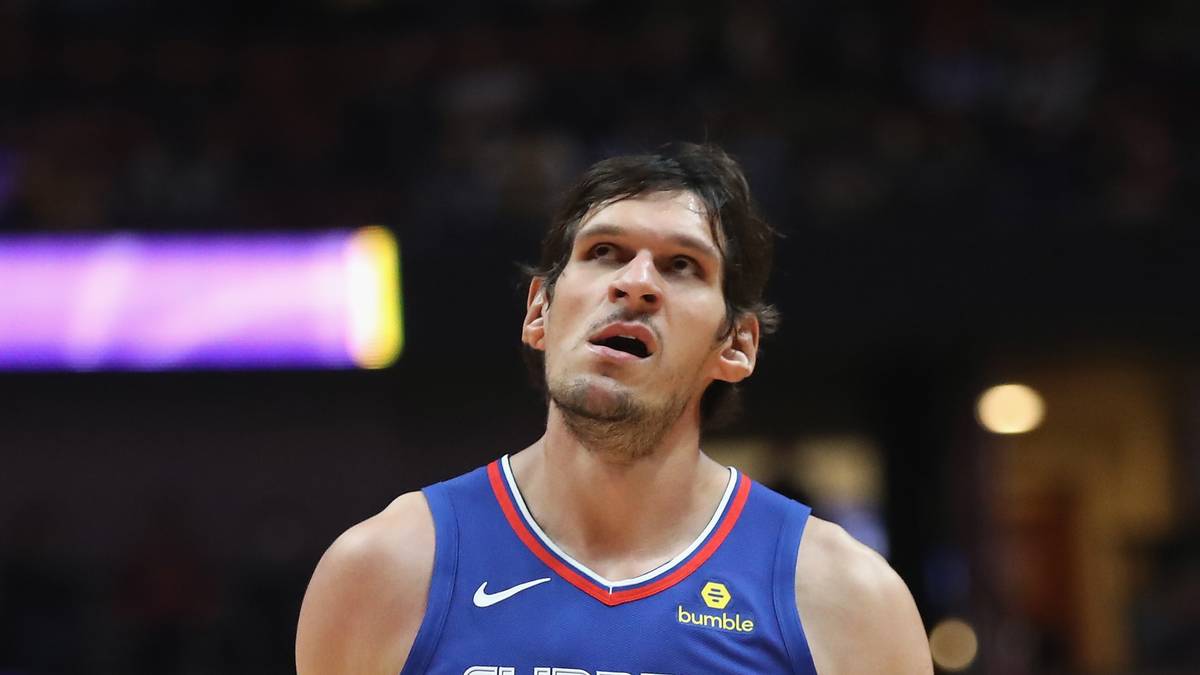 Natürlich ist Marjanovic' Spitzenposition im Ranking absurd. Der Serbe, der den Ring bei ausgestrecktem Arm erreichen kann, ohne springen zu müssen, kommt im Schnitt nur knapp zehn Minuten zum Einsatz. Doch die Zahlen, die er in dieser Zeit auflegt, sind bombastisch: 6,2 Punkte, 3,9 Rebounds