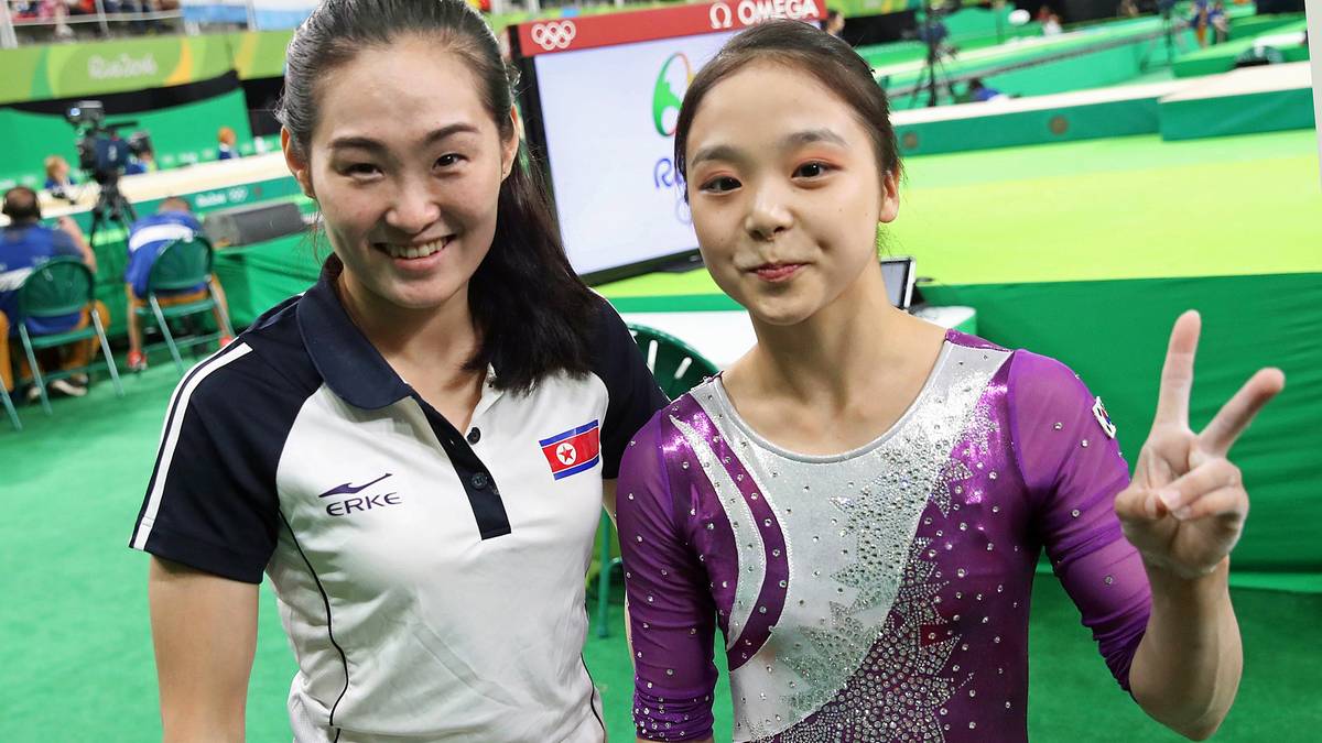 Dass Olympische Spiele auch politische Statements hervorbringen, zeigt dieses Bild. Die südkoreanische Turnerin Lee Eun-Ju und ihre nordkoreanische Kontrahentin Hong Un-Jong auf einem Selfie - für viele in den jeweiligen Heimatländern undenkbar, schließlich hatten sich die Beziehungen der verfeindeten Länder zuletzt wieder verschlechtert