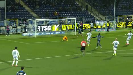 Die TSG Hoffenheim II dominiert die erste Hälfte gegen Duisburg nach Belieben, ein Spieler jubelt dabei besonders. 