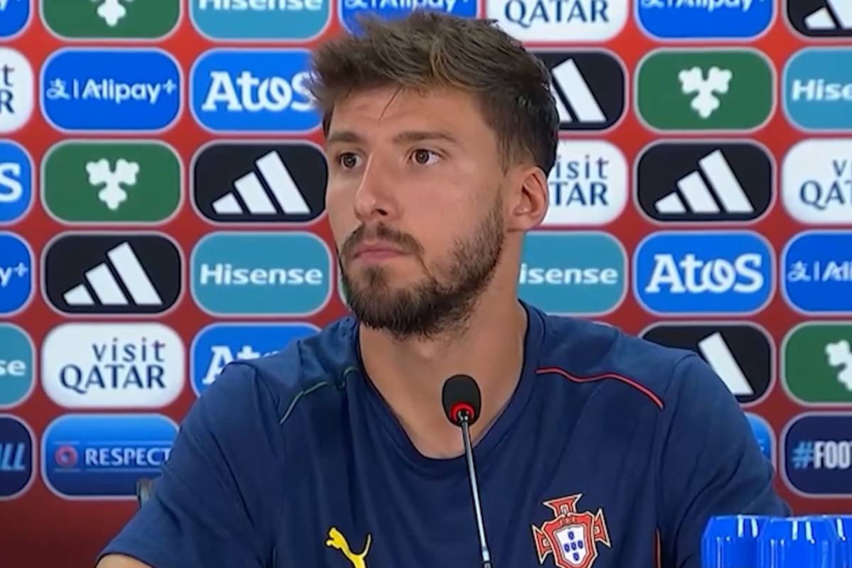 Rúben Dias verweigert auf der Portugal-Pressekonferenz eine Antwort zu seiner Rolle bei Manchester City. Der Innenverteidiger saß zuletzt gegen Brighton fast die kompletten 90 Minuten auf der Bank.