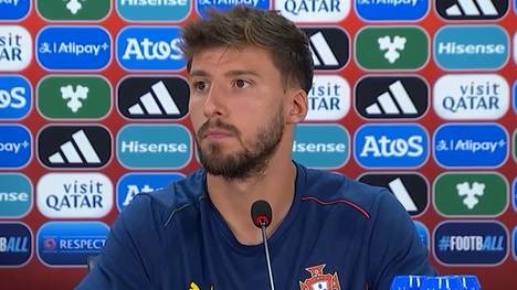 Rúben Dias verweigert auf der Portugal-Pressekonferenz eine Antwort zu seiner Rolle bei Manchester City. Der Innenverteidiger saß zuletzt gegen Brighton fast die kompletten 90 Minuten auf der Bank.