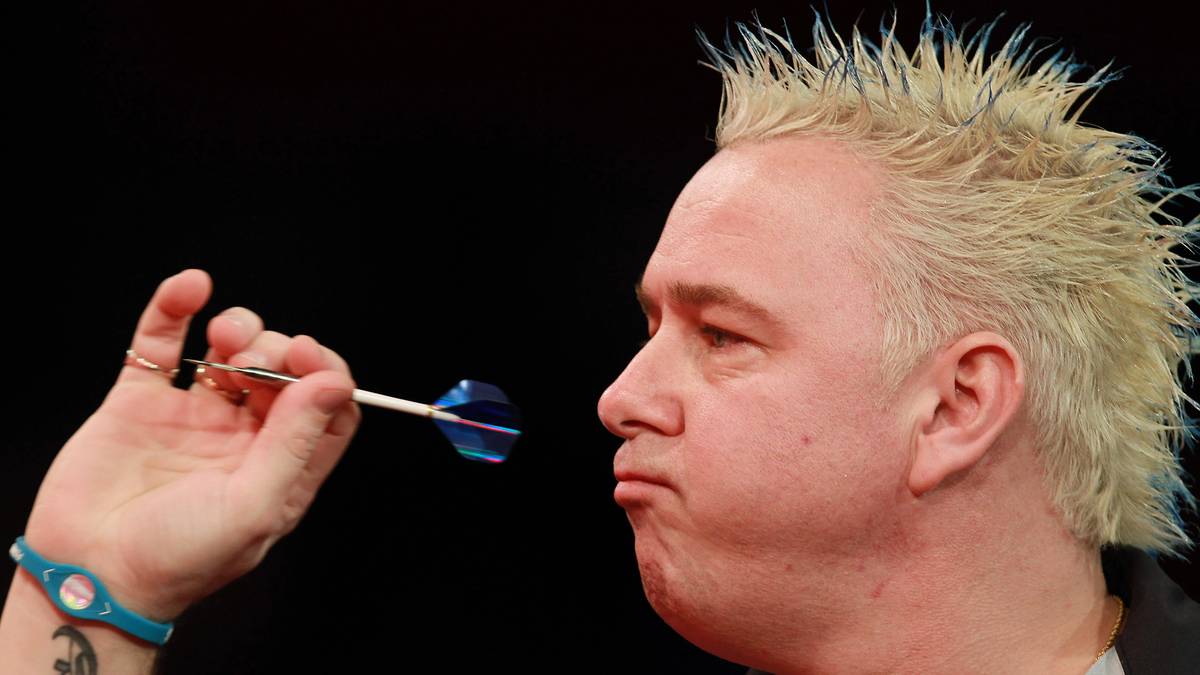 Wright wächst in bitterer Armut auf. Zum Darts-Sport kommt er nur durch ein Geschenk. Im Alter von 13 Jahren erhält er Dartspfeile. Doch weil er sich keine Scheibe leisten kann, wirft er auf mit Zielscheiben bemalte Bäume