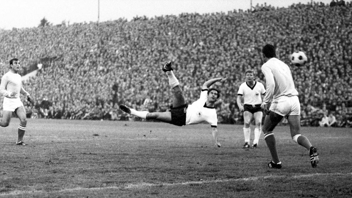 12:0 - ZYPERN (21. Mai 1969): Gerd Müller ist in der EM-Quali gegen Zypern nicht zu stoppen. Vier von zwölf Tore gehen auf das Konto des Bayern-Stürmers. Wolfgang Overath lässt es dreimal klingeln