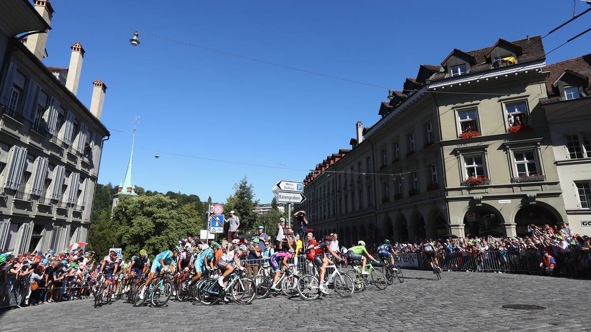 Über Kopfsteinpflaster geht es auf die letzten Kilometer der Etappe