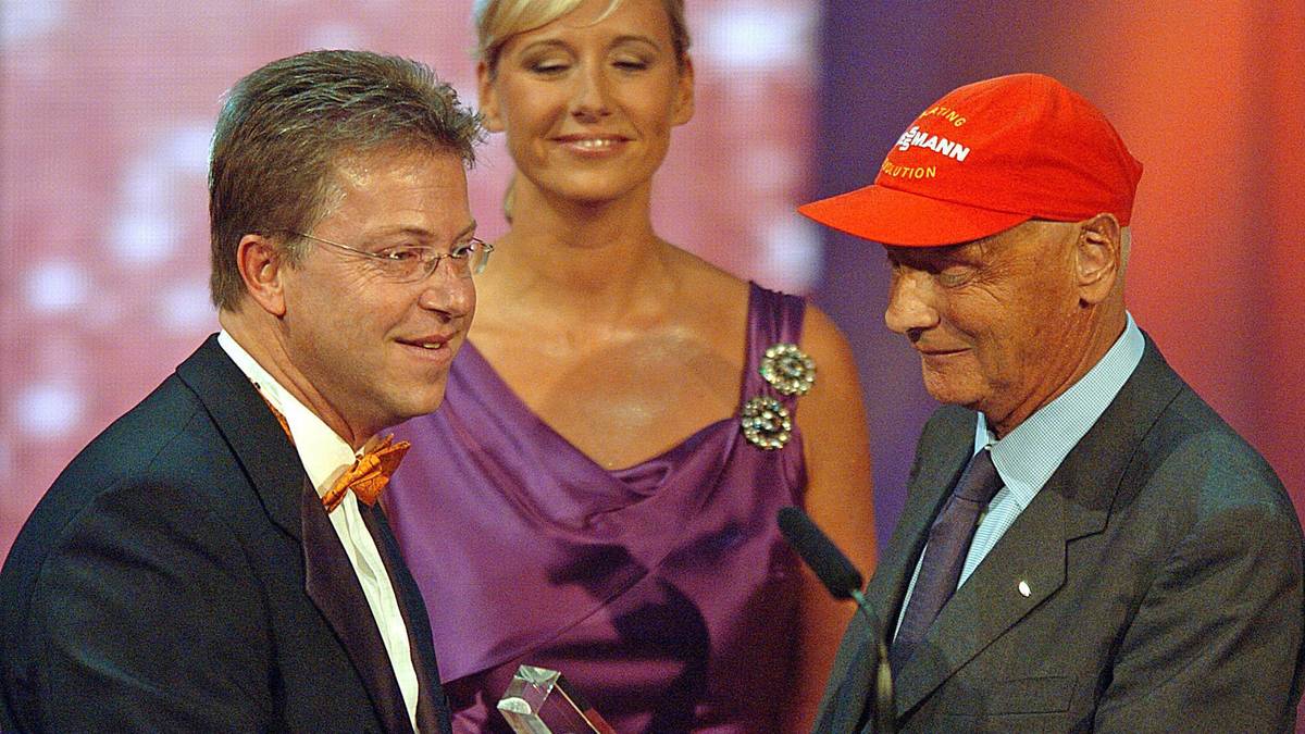 Das Dressurviereck nennt Sostmeier "die Chillout-Arena der Hippologie". Und nicht nur das TV-Publikum weiß seine launigen Sprüche zu schätzen: 2004 nimmt er aus den Händen von Laudator Niki Lauda den Deutschen Fernsehpreis entgegen, im Jahr darauf ist er für den Grimme-Preis nominiert
