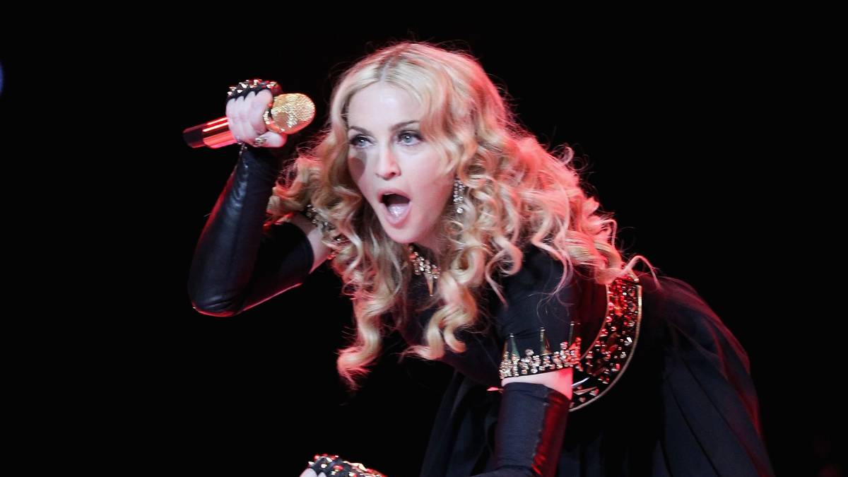 MADONNA/DENNIS RODMAN: Madonna ist in den 90ern dem Reiz des NBA-Stars verfallen. Aber wenn die vorherigen Paare für den Glamour zuständig waren, sind die beiden knallharter Rock 'n' Roll