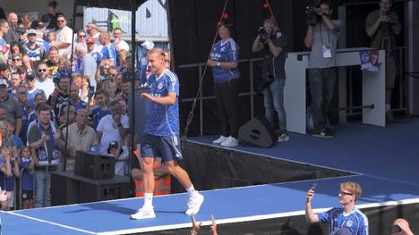 Timo Becker ist nach seinem Wechsel zum Jugendverein letzten Sommer zu einer wichtigen Säule der Schalker Mannschaft geworden. Im Interview spricht über den möglichen Aufstieg seiner Mannschaft.
