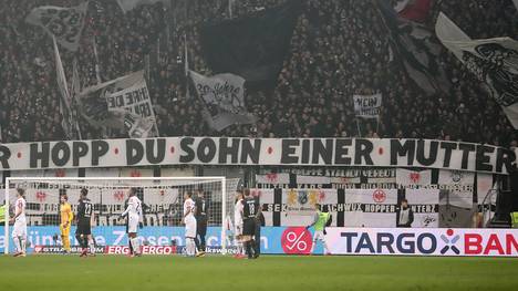 Fans von Eintracht Frankfurt hissen ein Protestbanner in der Commerzbank-Arena 
