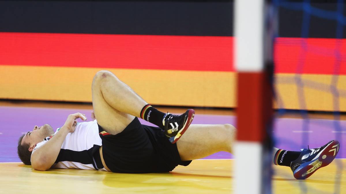 Eine Schrecksekunde gibt's dann aber doch. Paul Drux knickt nach einem Sprungwurf um und kann nicht weiterspielen - am Abend gibt er aber leichte Entwarnung. "Nichts kaputt", schreibt er auf Facebook