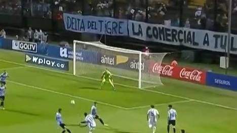 Argentinien feiert einen 1:0-Sieg über Uruguay und steht vor der Qualifikation für die WM in Katar. Angel di Maria sorgt für den entscheidenden Treffer, Lionel Messi feiert sein Comeback.