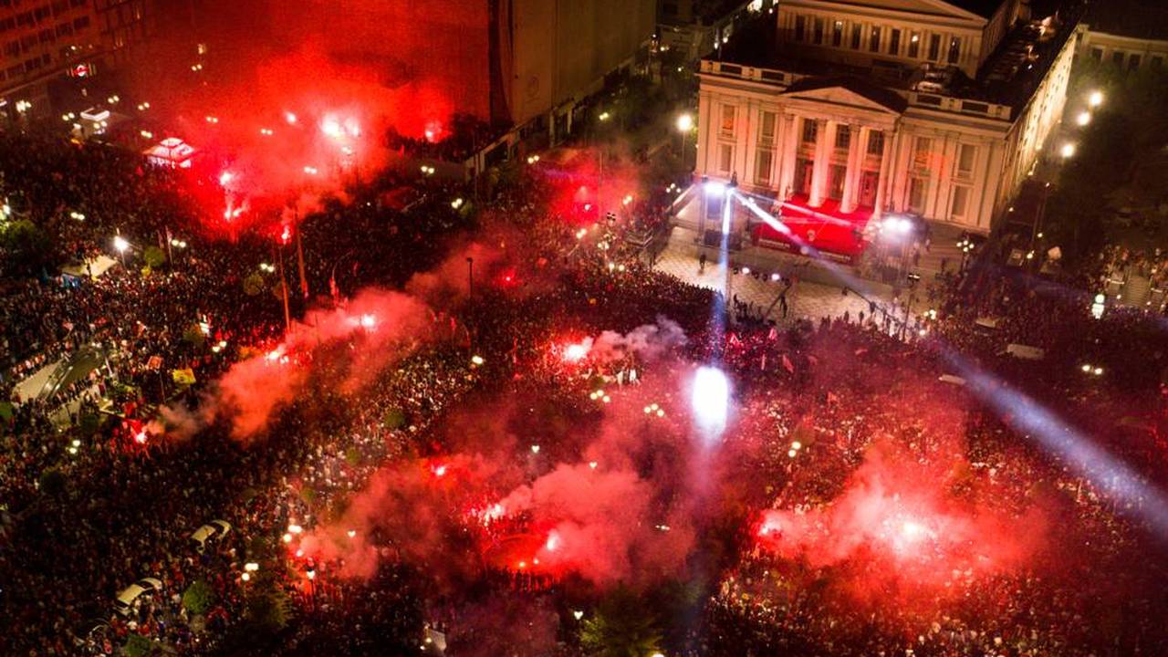 Nach Conference-League-Sieg: Piräus-Fans feiern Mega-Party in Athen