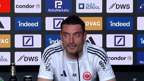 Trotz Vertragsverlängerung bei Eintracht Frankfurt steht Mario Götze aktuell vor einer ungewissen Zukunft. Unter Trainer Albert Riera hat es der Weltmeister von 2014 zunehmend schwer, sich durchzusetzen. Auf seine Situation angesprochen, hält sich Riera auffallend zurück.