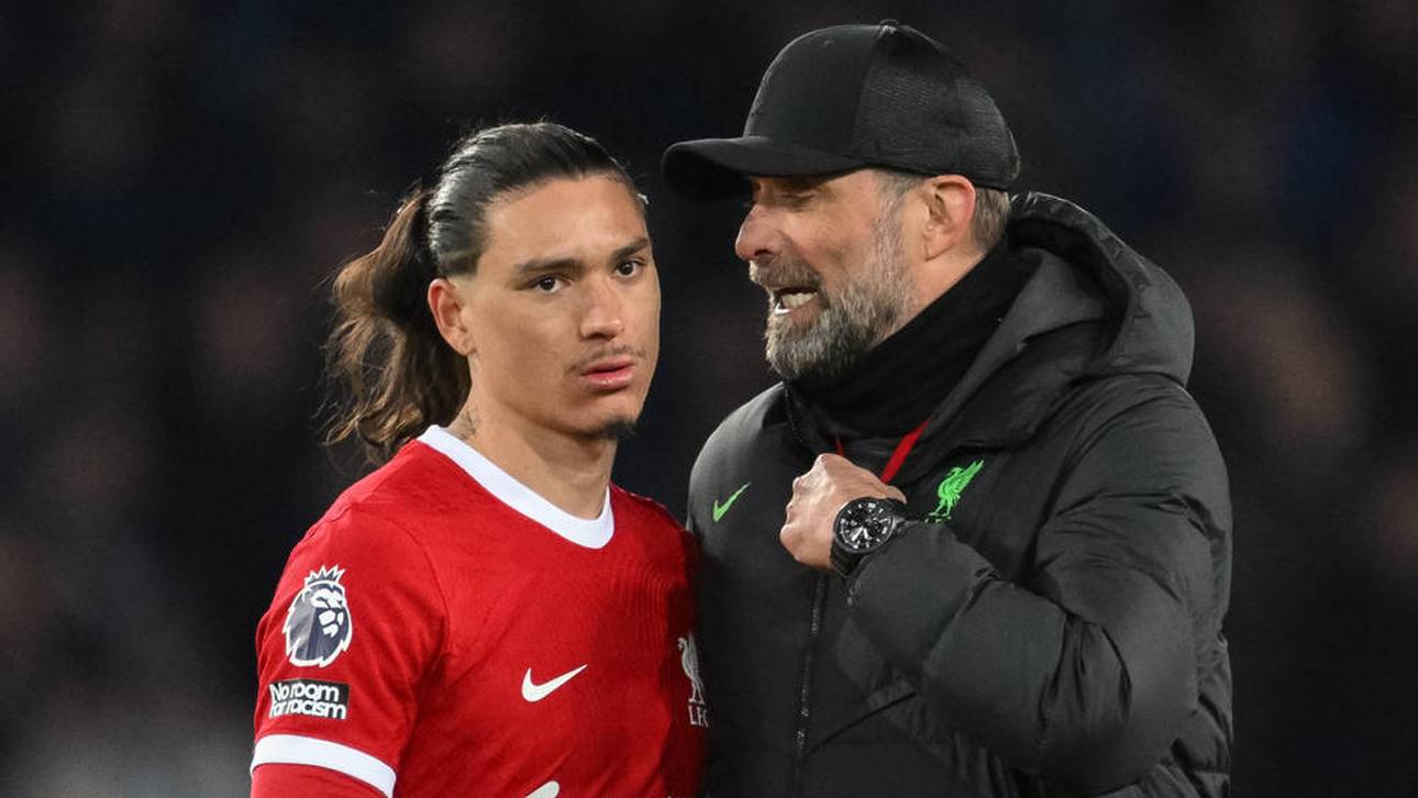 Jürgen Klopp (r.) im Gespräch mit Darwin Nunez