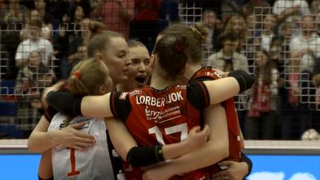 Der Dresdner SC feiert im ersten Viertelfinal-Spiel gegen den USC Münster einen Auftakt nach Maß. Die Gäste halten die Partie aber lange offen.