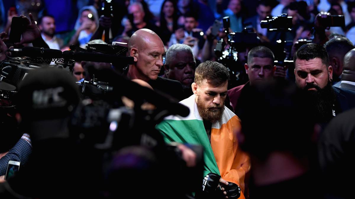 McGregor gibt sein Comeback nach einer Kampfpause von weit über einem Jahr. Im Vorfeld beleidigte er seinen Gegner mehrfach