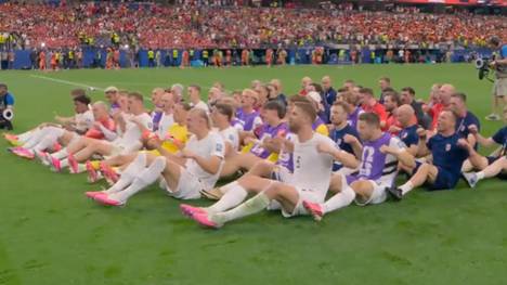Norwegen gewinnt erstmals in der Geschichte ein K.o.-Spiel bei einer WM. Im Anschluss an den historischen Sieg ruderte die Mannschaft wieder einmal mit den norwegischen Fans um die Wette. 
