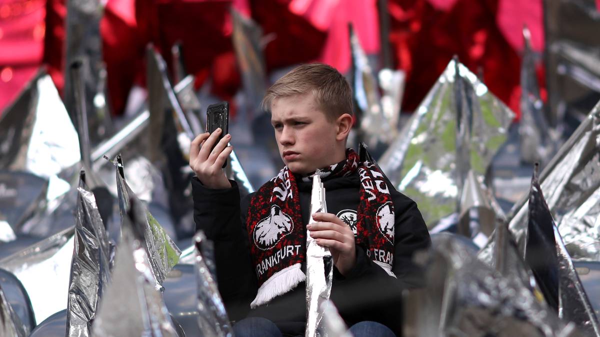 Die Eintracht-Fans enttäuschten schon im Achtelfinale gegen Inter Mailand nicht - bereits vor dem Spiel war zu erahnen, dass wieder eine große Show auf der Tribüne stattfinden wird