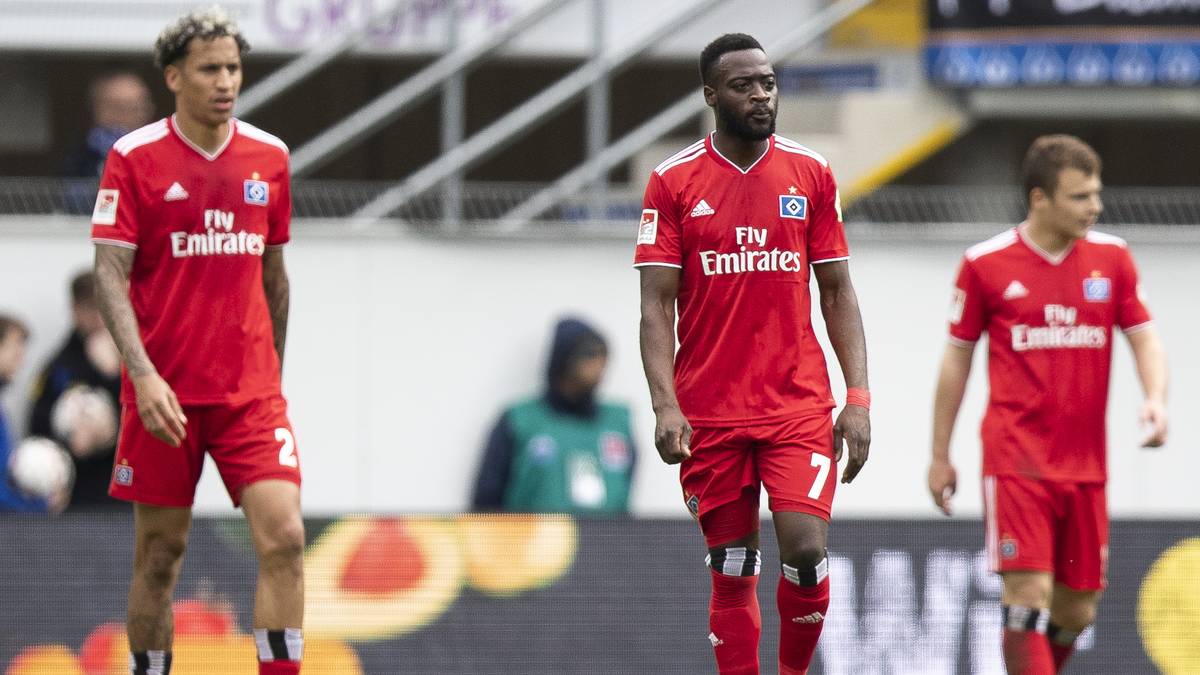 Frust pur beim Hamburger SV! Nach der Niederlage beim SC Paderborn steht fest, dass die Rothosen ein weiteres Jahr in der zweiten Liga verbringen müssen. Neben der sportlich tristen Lage spitzt sich auch die finanzielle Situation beim Traditionsklub durch den Verbleib im Unterhaus weiter zu