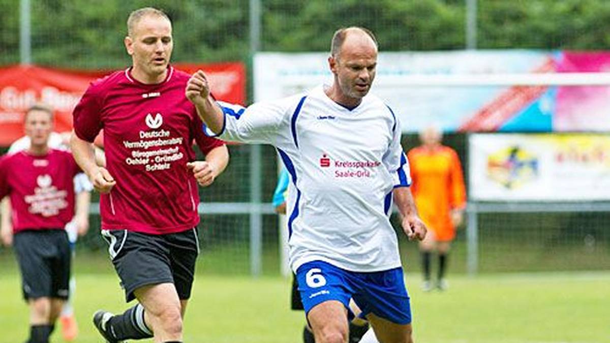 1997 wechselt er zu Twente Enschede, wo er nach drei Jahren seine Karriere beendet. Steinmann versucht sich noch mal als Manager beim CFC, mittlerweile hat er die große Fußballbühne verlassen. Einsätze für die DDR-Allstars bilden die Ausnahme