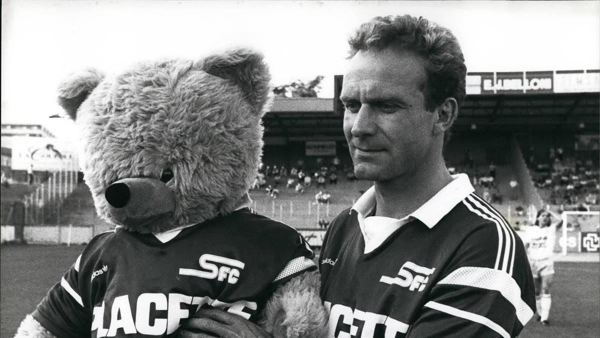 Der 6. Juni 1989: Rummenigge beendet seine Spielerkarriere bei Servette Genf. In der Schweizer Liga holt Rummenigge in seiner letzten Saison mit 29 Toren noch einmal die Torjägerkanone. Highlights seiner Titelsammlung als Vereins-Spieler: Zweimal Deutscher Meister (1980, 1981), zweimal DFB-Pokalsieger (1982, 1984, zweimal holte er den  Europapokal der Landesmeister (1975, 1976) und 1976 den Weltpokal