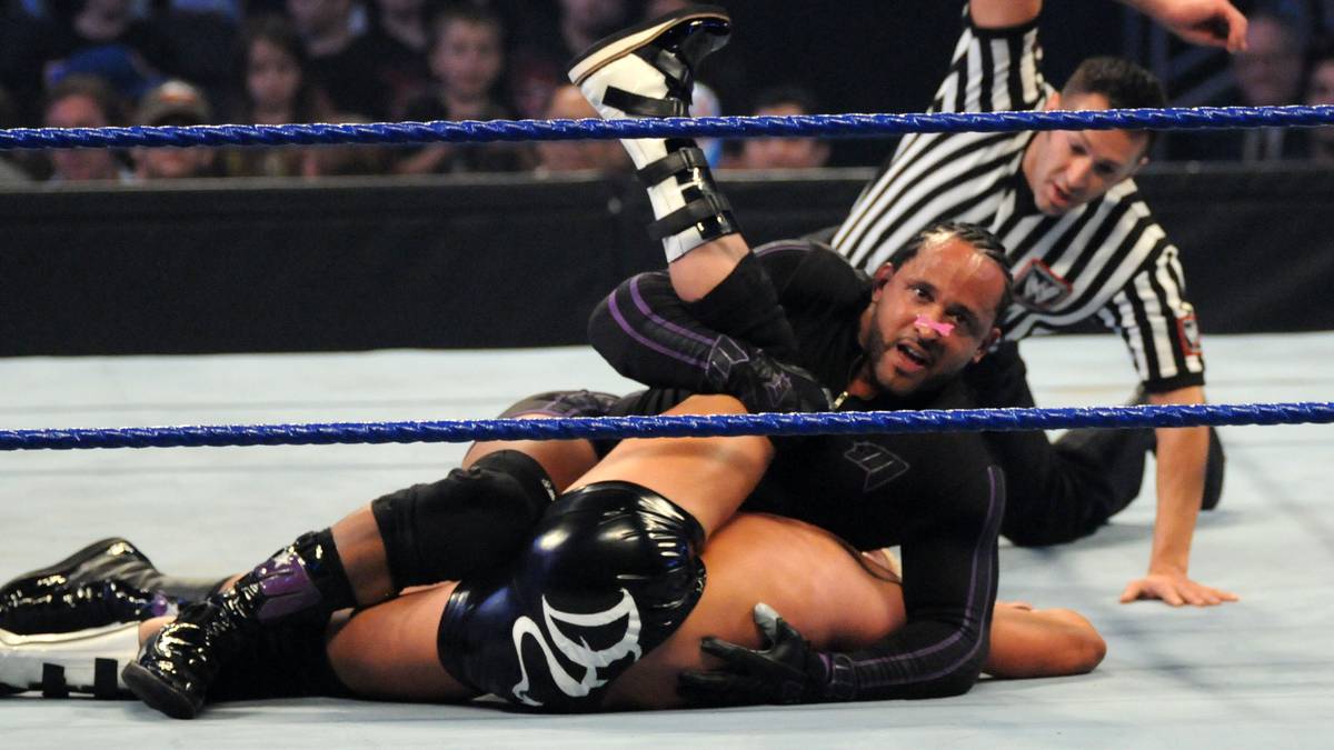 MVP/SERRI SHEPERD: Auch in der WWE sind immer wieder Promis zu Gast. Daher verwundert es nicht, dass auch hier nicht nur die Fäuste, sondern auch die Funken fliegen. WWE und TNA-Superstar MVP verfiel der Schauspielerin Serri Sheperd mit Haut und Haaren