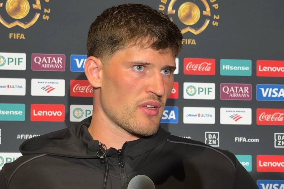 Borussia Dortmunds Torhüter Gregor Kobel äußert sich kritisch zur Leistung des BVB gegen die Mamelodi Sundowns, will die Hitze allerdings nicht als Ausrede gelten lassen.