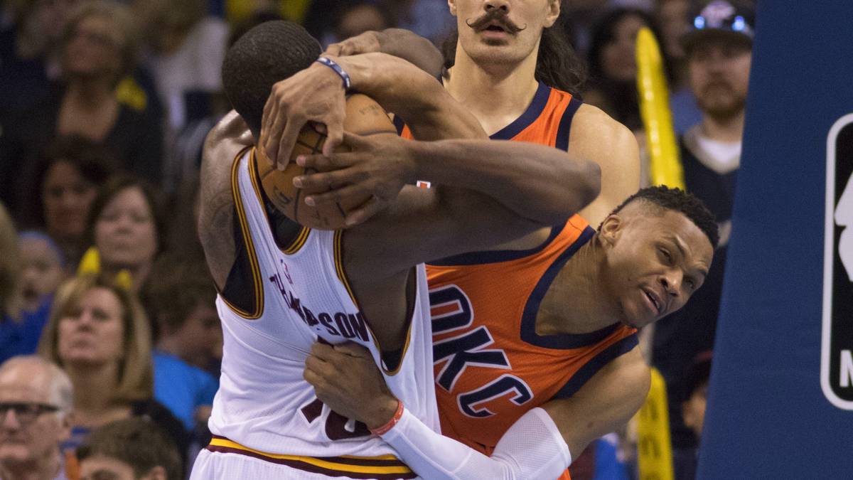 Die Cleveland Cavaliers und die Oklahoma City Thunder liefern sich ein Duell mit Haken und Ösen