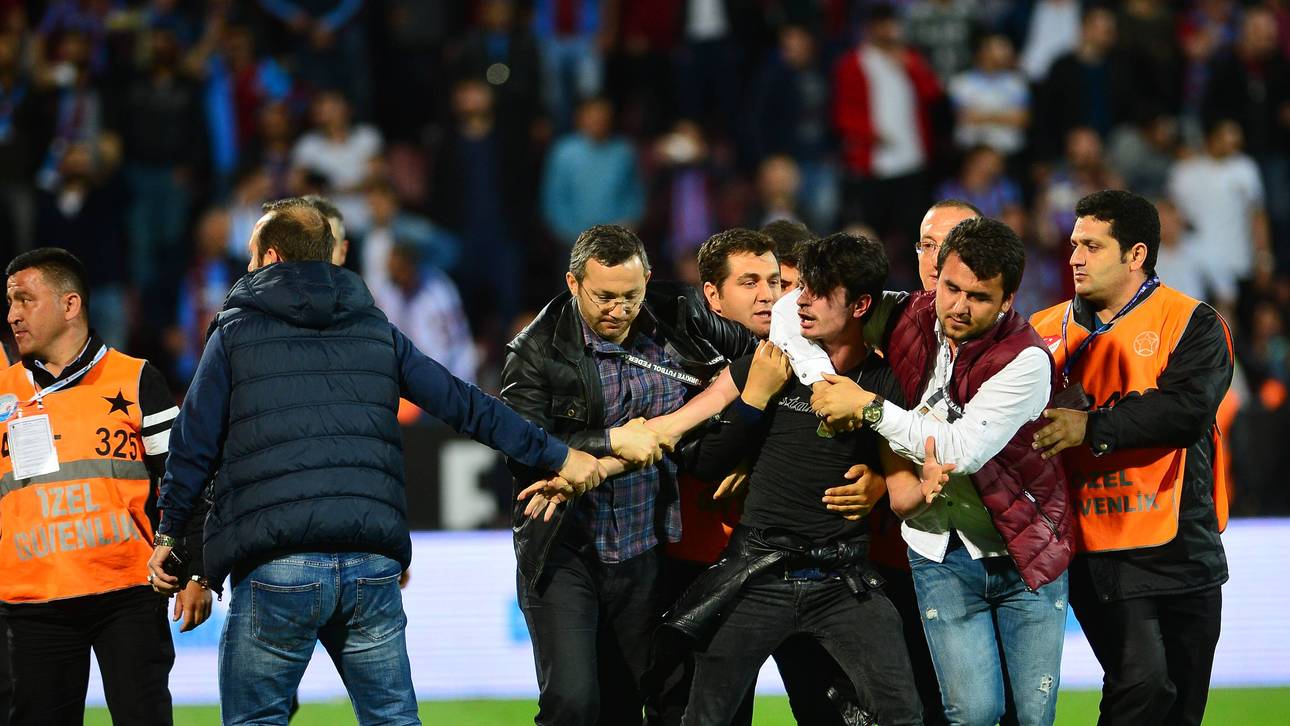 Süper Lig: Fan verprügelt Referee