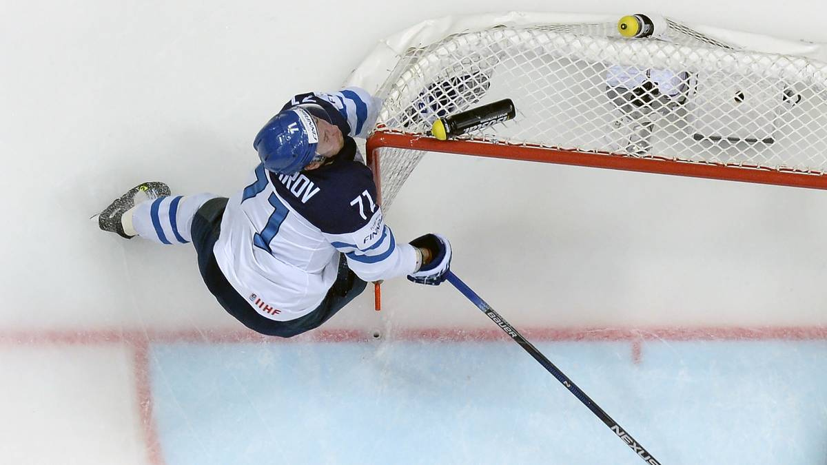 Weil Finnlands Stürmer Leo Komarov nicht mehr rechtzeitig die Kurve kriegt, muss er Bekanntschaft mit dem russischen Torpfosten machen