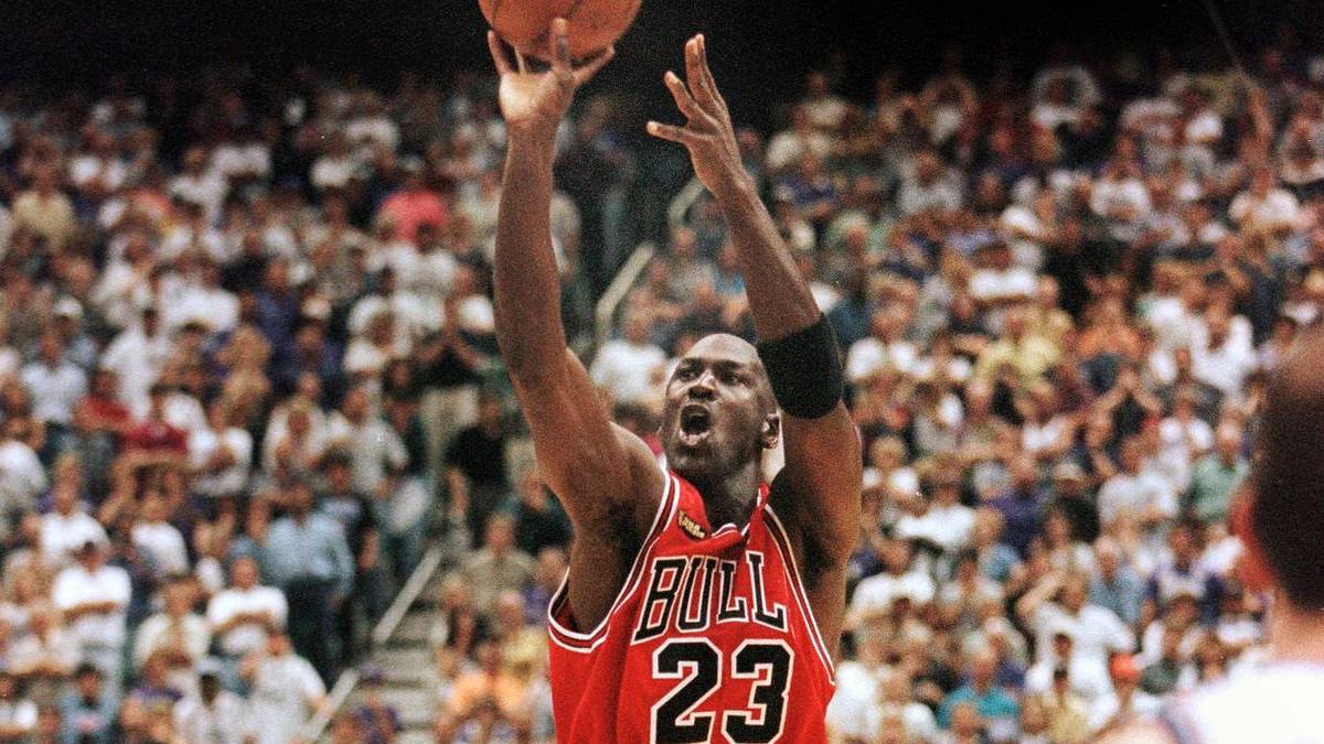 1998 beendet Jordan in Salt Lake City mit diesem typischen Treffer die Finals und seine einzigartige Bulls-Karriere. Die Sequenz mit Steal gegen Malone, Klaps auf den Hintern von Utahs Bryon Russell und dem eiskalten Siegtreffer wird zur Legende. Der sechste Titel ist Jordans letzter - welch ein Abschluss
