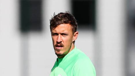 Der ausrangierte Wolfsburg-Profi tritt in einer Fußball-Challenge auf seinem YouTube-Kanal gegen Ex-Profi Kevin Pannewitz an. Dabei gibt er auch einige Kommentare über seine Wolfsburg-Suspendierung ab.