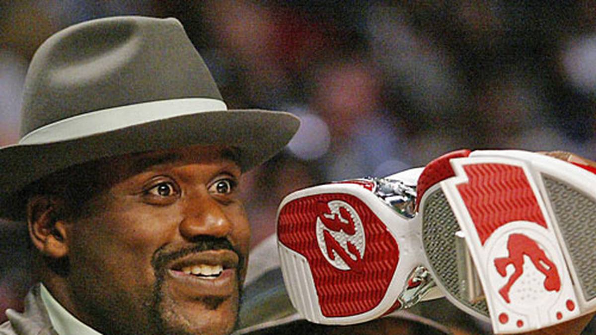 Shaquille O'Neal hängt seine Schuhe mit Größe 56 an den Nagel. In den besten seiner 19 Jahre NBA verdiente er über 20 Millionen Dollar, in der letzten Saison bei den Celtics nur noch das Minimalgehalt. "Ich bin es leid, immer nur Geld, Geld, Geld zu hören. Ich will nur Basketball spielen, Pepsi trinken und Reebok tragen", übte er sich einst in Polterwerbung