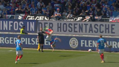 Holstein Kiel holt gegen Karlsruher nach langer Zeit wieder Punkte. Steven Skrzybski bringt die Störche per Elfmeter auf die Siegerstraße.