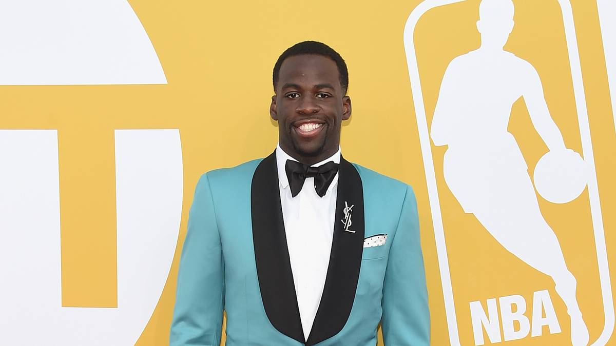 Shorts! Oben türkises Sakko, da drunter mag's der Defensive Player of the Year eher luftig. Damit geht Platz 2 des Style-Rankings an den Champion der Warriors. Getoppt wird diese irre Kombi nur noch von...