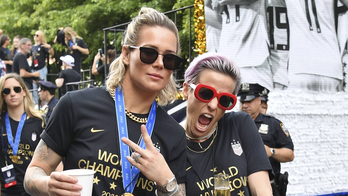 Und die 34-Jährige (r., mit Ashlyn Harris) kümmert sich auch direkt um Nachschub aus der großen Buddel