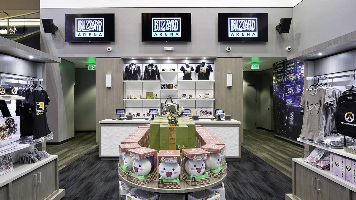 Zusätzlich gibt es auch Fanshops mit Shirts und anderen Souvenirs.