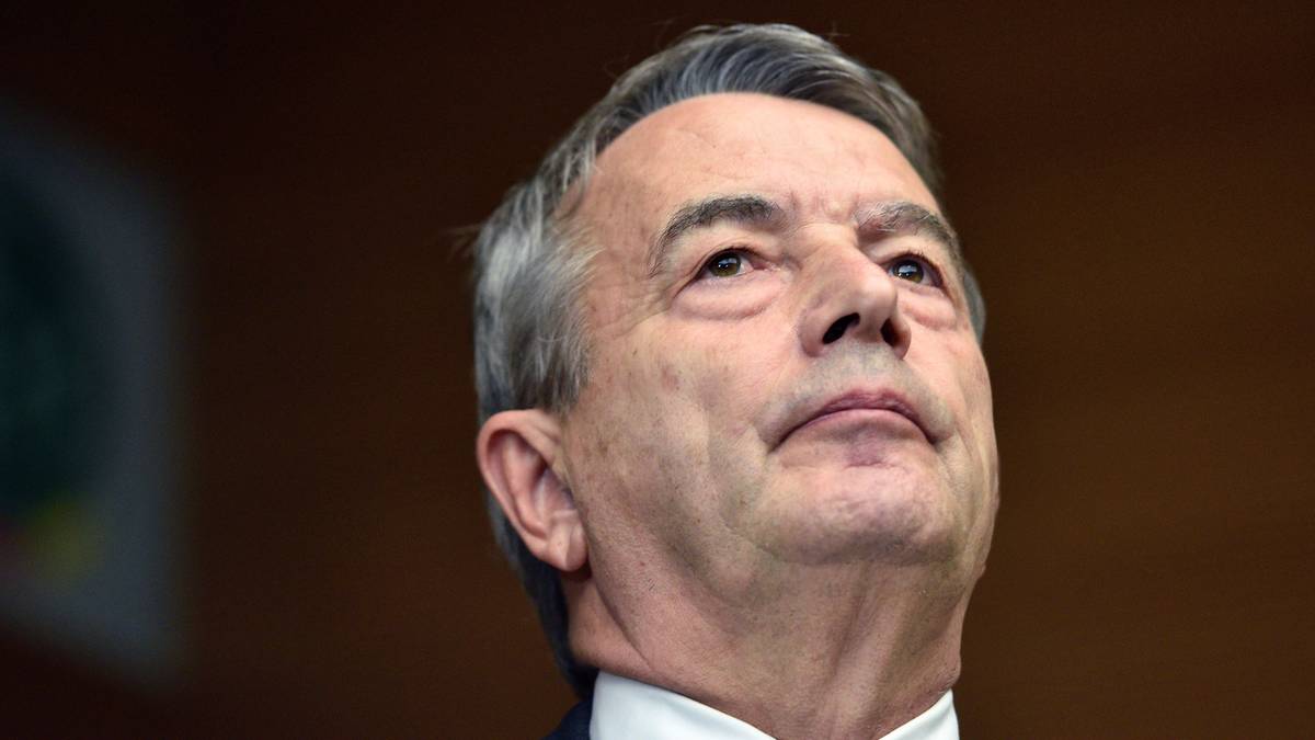 Die Nachricht schlägt am Montagnachmittag ein wie eine Bombe: Wolfgang Niersbach tritt als Präsident des Deutschen Fußball Bundes  zurück. Damit ist der vorläufige Höhepunkt in der Affäre um die WM 2006 erreicht. Im Netz werden sogleich mögliche Nachfolger diskutiert. Einer bringt sich selbst ins Spiel. SPORT1 hat die besten Reaktionen auf den Niersbach-Rücktritt gesammelt