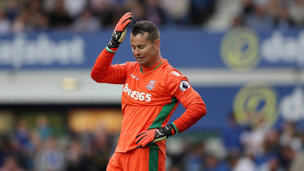 Video: Stoke-Torwart köpft Eigentor